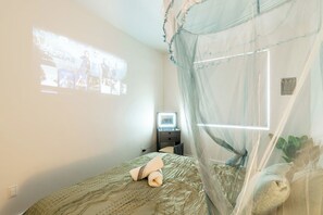 3 habitaciones, escritorio y tabla de planchar con plancha 