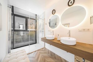 Douche, sèche-cheveux, serviettes fournies, shampoing
