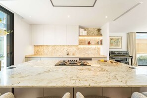 Réfrigérateur, micro-ondes, plaque de cuisson, lave-vaisselle