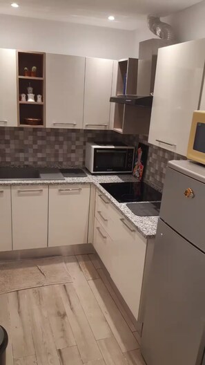 Kylskåp, mikrovågsugn, ugn och brödrost