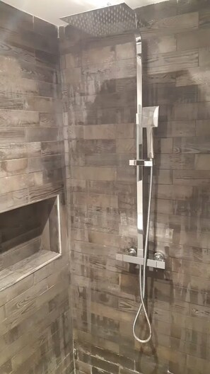 Boblebadekar, hårtørrer, bidet, håndklæder