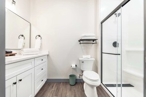 Shower, hair dryer, towels - Spacious Otis & Etta Inspired Stay - Sleeps 6! (Macon)