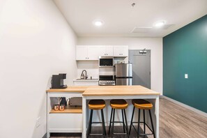 Fridge, microwave, oven, stovetop - Spacious Otis & Etta Inspired Stay - Sleeps 6! (Macon)