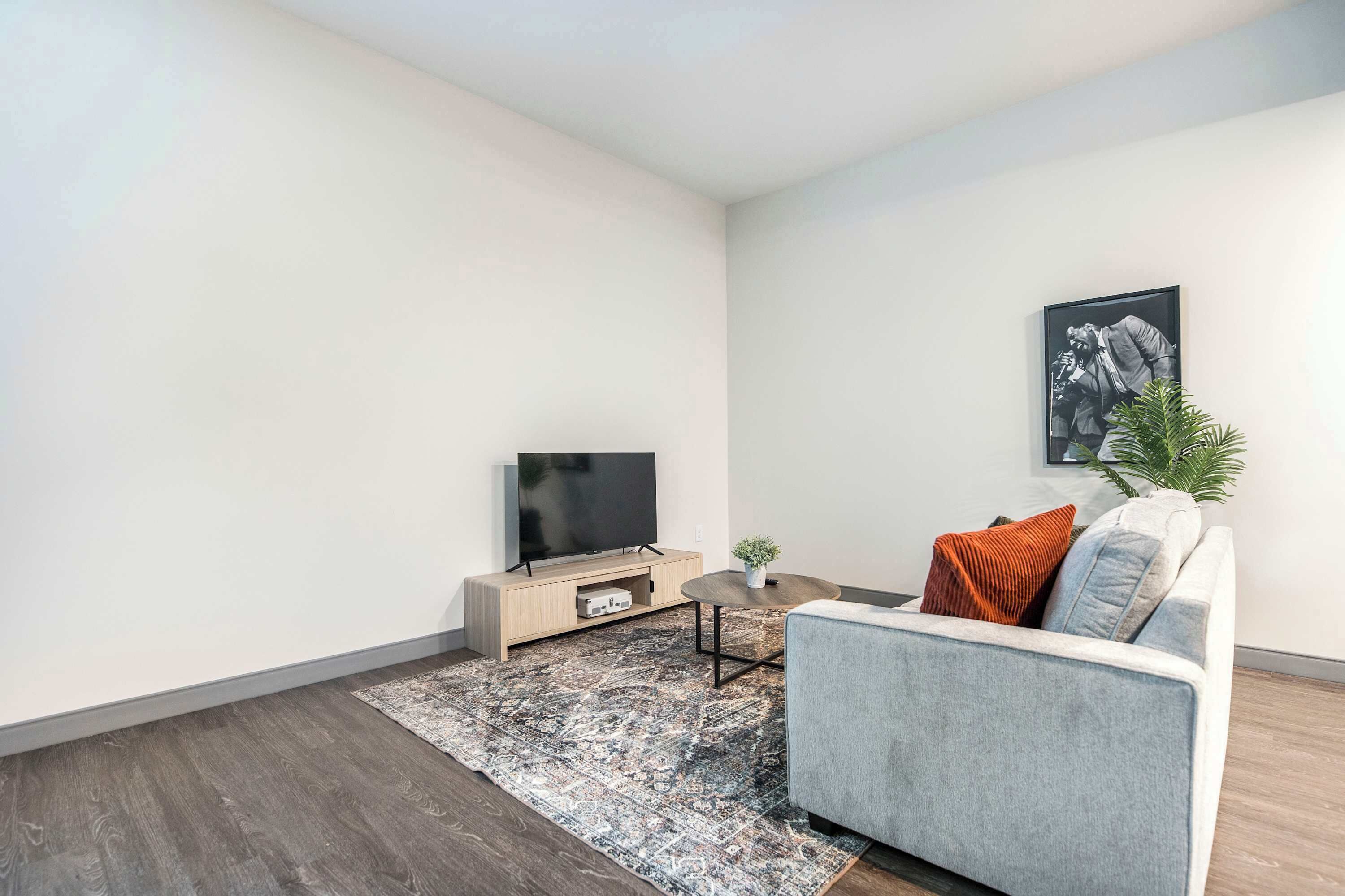 Televisión y oficina 