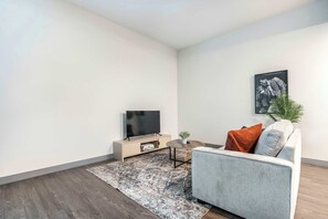 TV, offices - Spacious Otis & Etta Inspired Stay - Sleeps 6! (Macon)