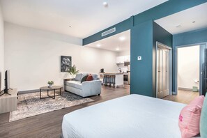 Iron/ironing board, WiFi, bed sheets - Spacious Otis & Etta Inspired Stay - Sleeps 6! (Macon)