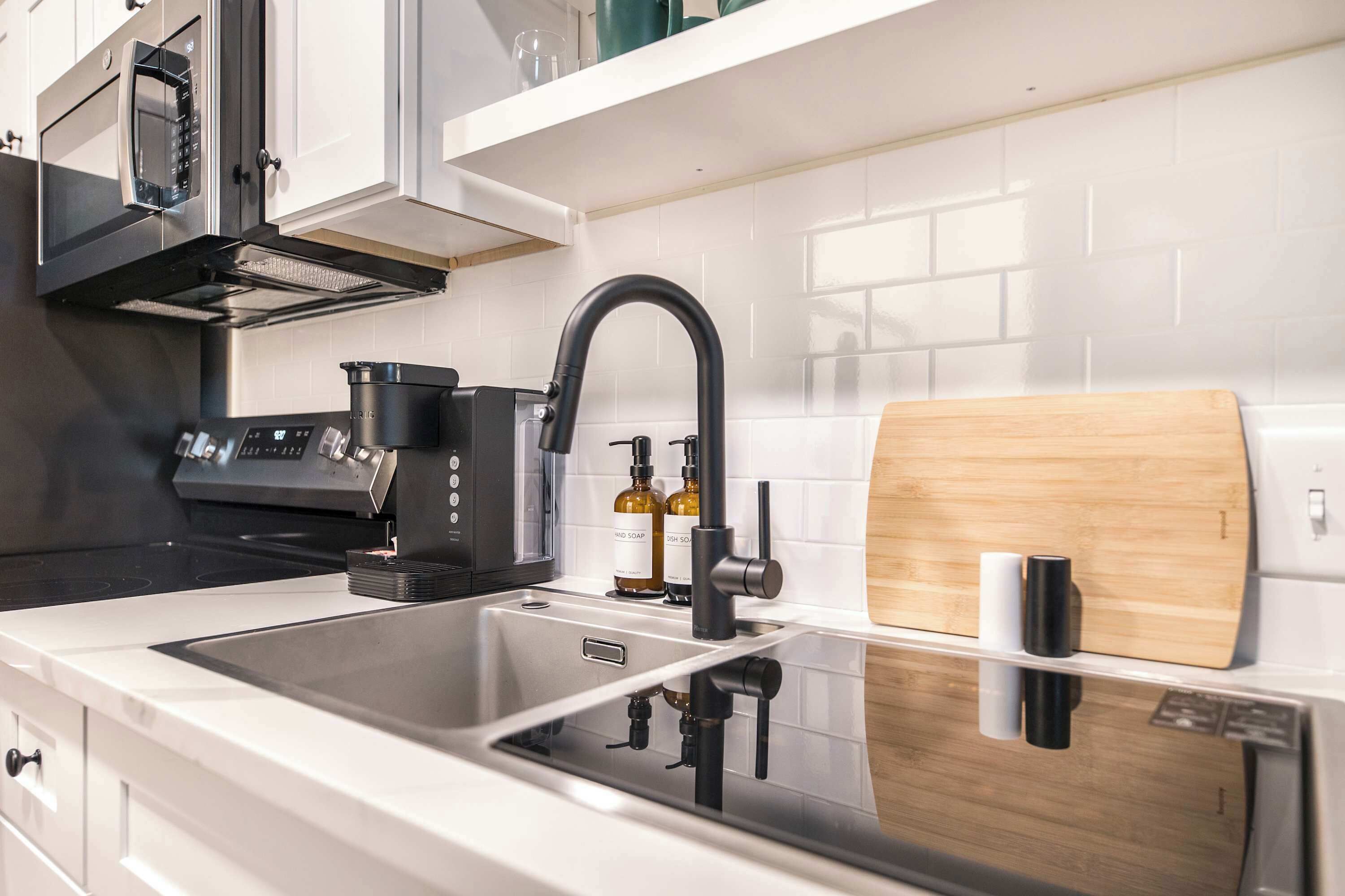 Kylskåp, mikrovågsugn, ugn och spishäll