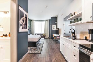 Iron/ironing board, WiFi, bed sheets - Cher Inspired Stay Walk Score 63 Glam and Bold (Macon)