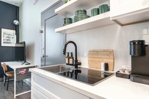 Kühlschrank, Mikrowelle, Ofen, Herdplatte