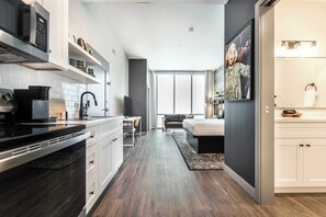 Een koelkast, een magnetron, een oven, een kookplaat