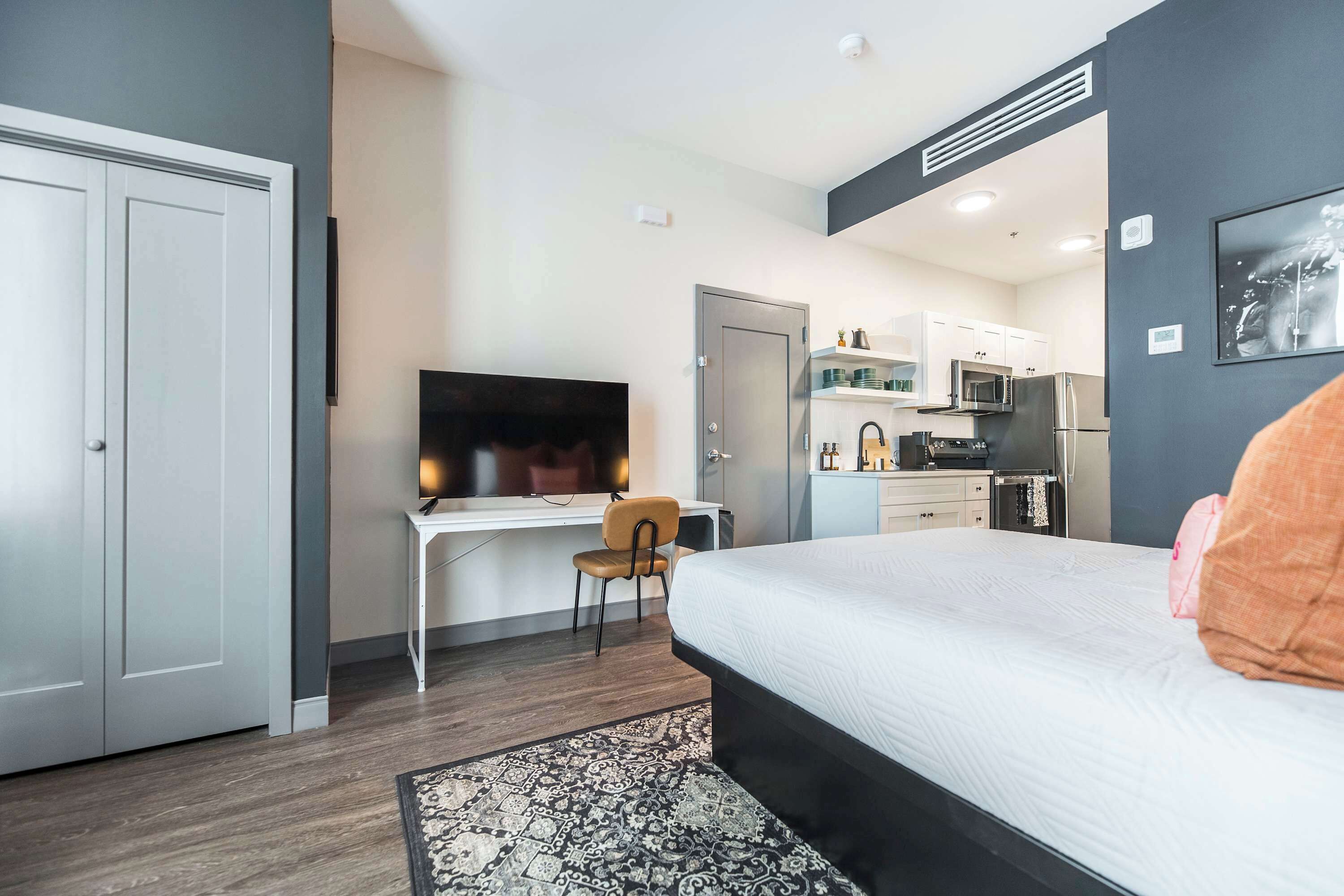 Iron/ironing board, WiFi, bed sheets
