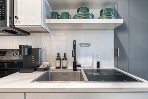Fridge, microwave, oven, stovetop - Stylish Allman Bros Inspired Stay Walk Score 63 (Macon)