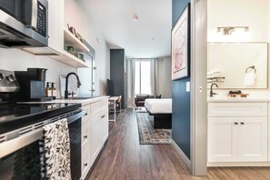 Een koelkast, een magnetron, een oven, een kookplaat