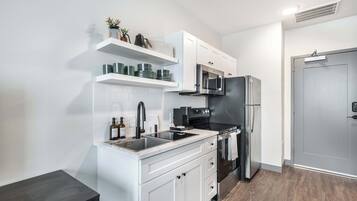 Kühlschrank, Mikrowelle, Ofen, Herdplatte