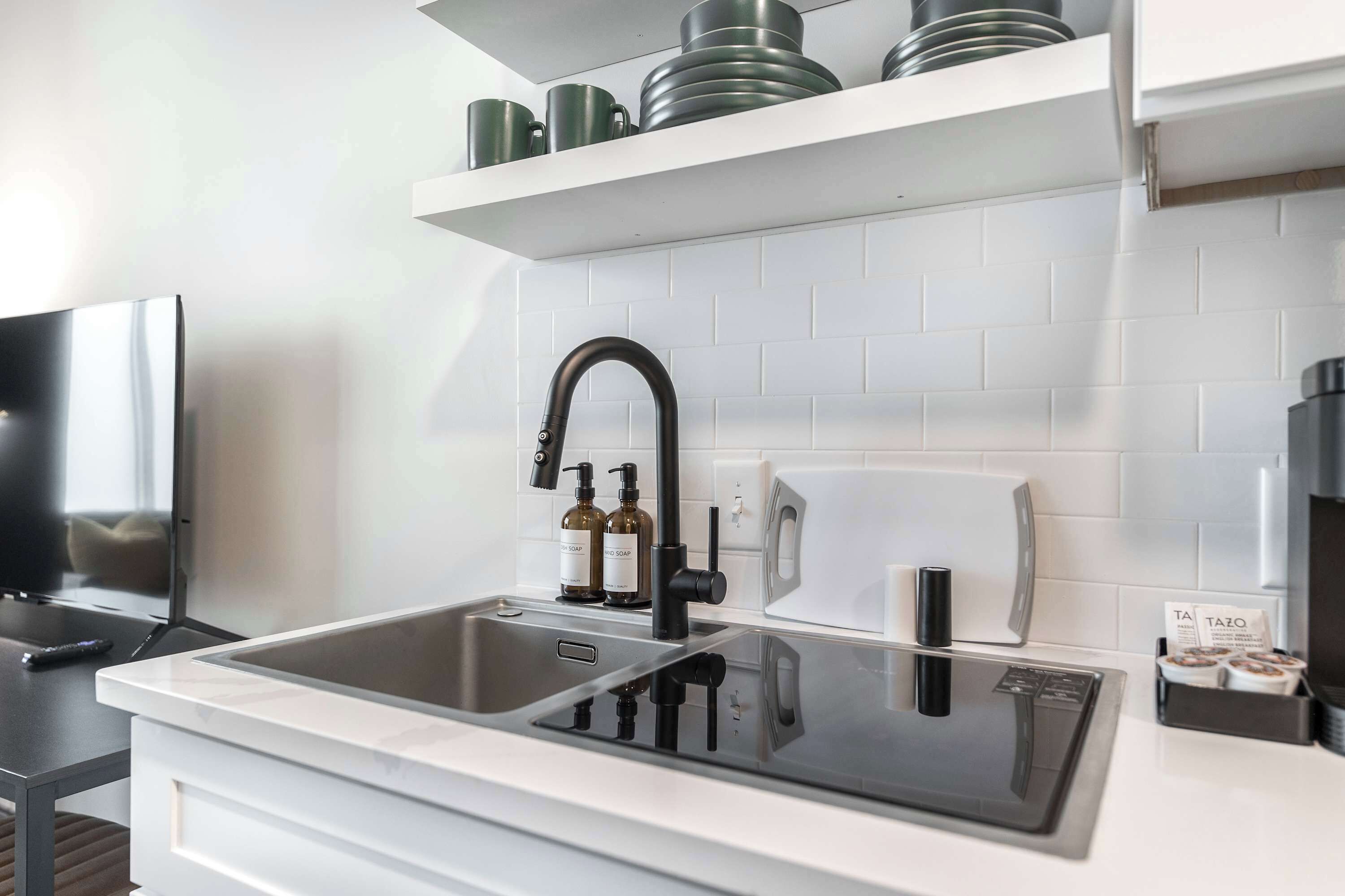 Kylskåp, mikrovågsugn, ugn och spishäll