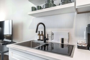 冷蔵庫、電子レンジ、オーブン、コンロ