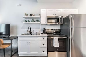Refrigerador, microondas, horno y parrilla de estufa 
