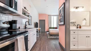 Réfrigérateur, micro-ondes, four, plaque de cuisson