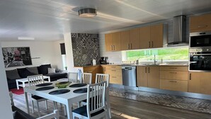 Una cucina moderna con mobili in legno, forno integrato e lavastoviglie.