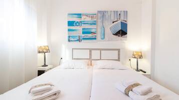 Tabla de planchar con plancha y ropa de cama