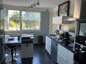 Een koelkast, een microgolfoven, een oven, een kookplaat