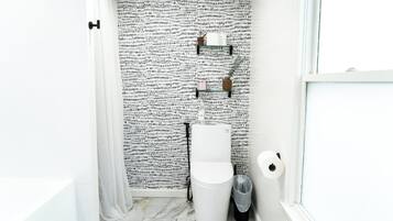 Haartrockner, Handtücher, Seife, Shampoo