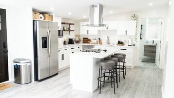 冰箱、微波炉、炉灶、洗碗机