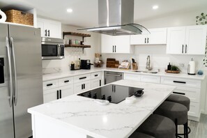 Geladeira, micro-ondas, cooktop, lava-louças