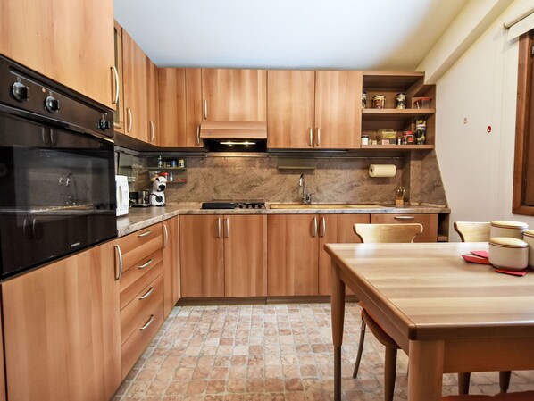 Fridge, microwave, oven, cookware/dishes/utensils