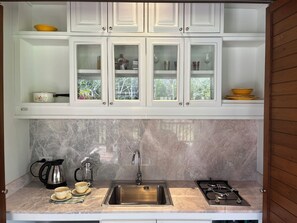 Deluxe Villa, Garden View | Private kitchen