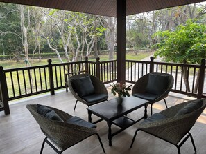 Villa – deluxe, hageutsikt | Terrasse/patio