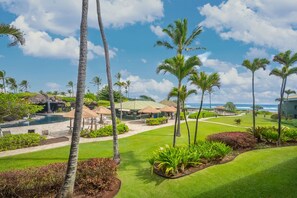 Property grounds - 4 Star Beachfront Resort. AC. Restaurant. Pool. Gym. Spa. 4 rooms. Sleeps 12 (Lihue)