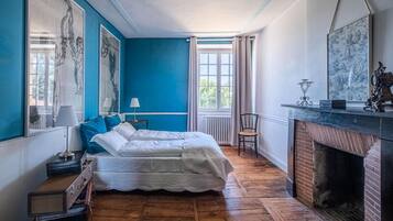 Dilengkapkan perabot secara berasingan, cadar katil