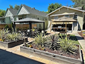 Outdoor dining - 2 BD/2 BA in Historic Downtown Sacramento -Beautiful Backyard, Centrally Located (Sacramento)