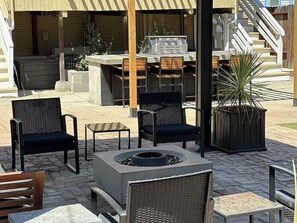 Outdoor dining - 2 BD/2 BA in Historic Downtown Sacramento -Beautiful Backyard, Centrally Located (Sacramento)