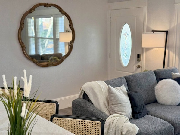 Living area - 2 BD/2 BA in Historic Downtown Sacramento -Beautiful Backyard, Centrally Located (Sacramento)