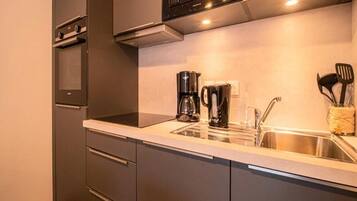Fridge, oven, dishwasher, coffee/tea maker