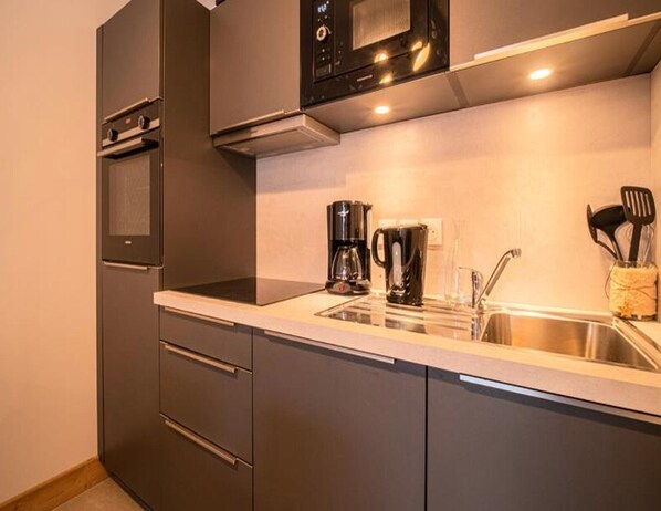 Fridge, oven, dishwasher, coffee/tea maker