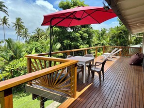 Outdoor dining - Lovely townhome with ocean views and lush gardens with free WiFi in Korotogo (Korotogo)