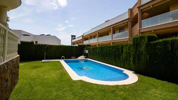 Hồ bơi ngoài trời