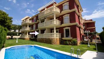 Hồ bơi ngoài trời