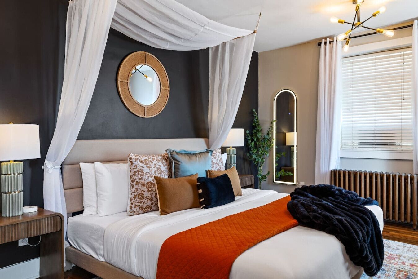 4 slaapkamers, een bureau, een strijkplank/strijkijzer, reisbedje