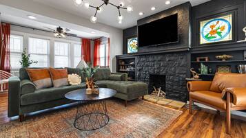 Una televisión, una chimenea, un reproductor estéreo