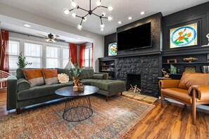 Télévision, cheminée, chaîne hi-fi