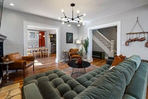 Télévision, cheminée, chaîne hi-fi