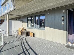 A building with a balcony, a table with chairs, and a window with a view. - 4 Star Holiday Home in Hovden (Bykle)