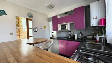 Lemari es, microwave, oven, dan mesin pembuat kopi/teh