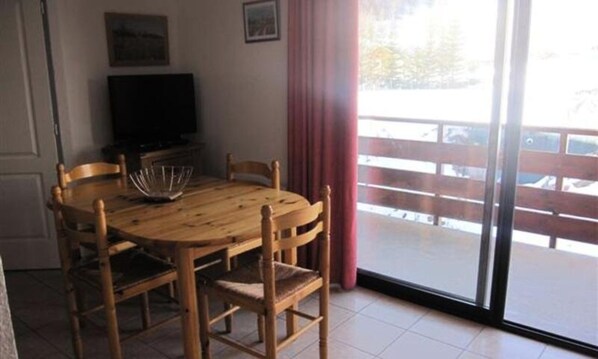 Dining - 2 Rooms for 6 People (Reallon)