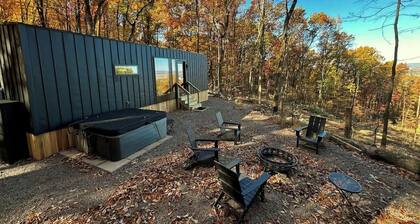 Luna Lookout: Hot Tub, Mountain Views & Fire Pit