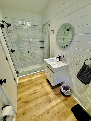 Regadera, secadora de cabello, toallas 